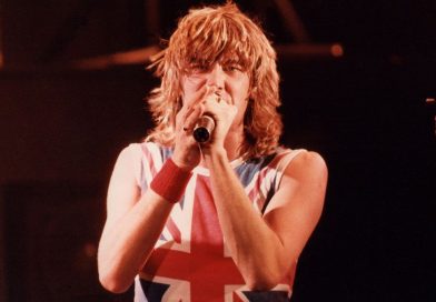 Nace «Joe Elliott» cantante del grupo de hard rock «Def Leppard»